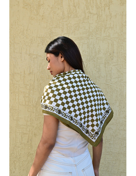 Femme portant le grand foulard Checks Vert 100x100 cm.