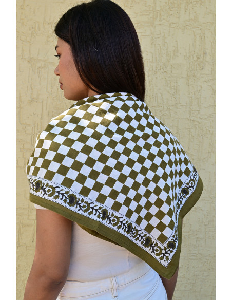 Femme portant le grand foulard Checks Vert 100x100 cm.