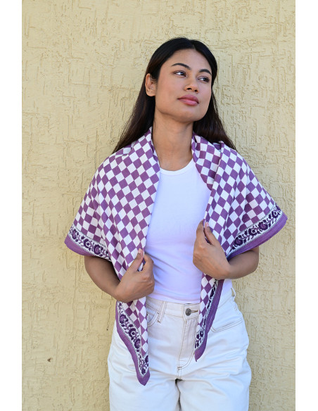 Grand foulard 100x100 cm Checks Violet motif damier en coton.