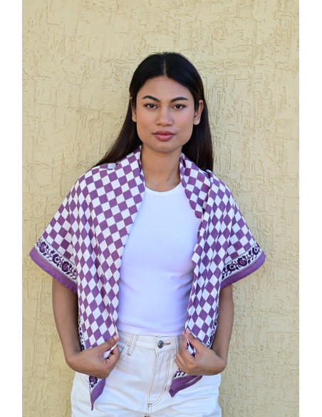 Femme portant le grand foulard Checks Violet 100x100 cm.