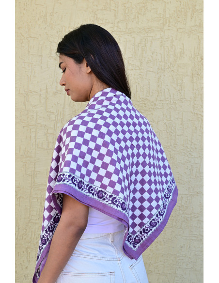 Femme portant le grand foulard Checks Violet 100x100 cm.