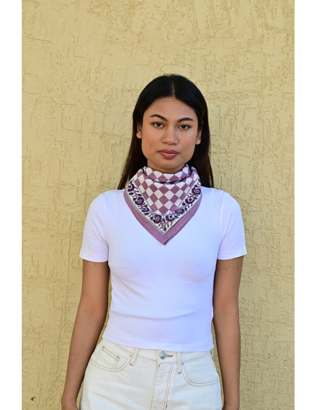 Femme portant le petit foulard Checks Violet 50x50 cm noué autour du cou.