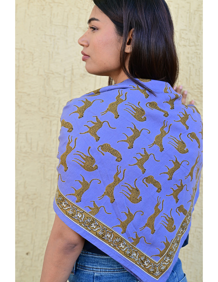 Gros plan sur les léopards imprimés à la main aux encres végétales.