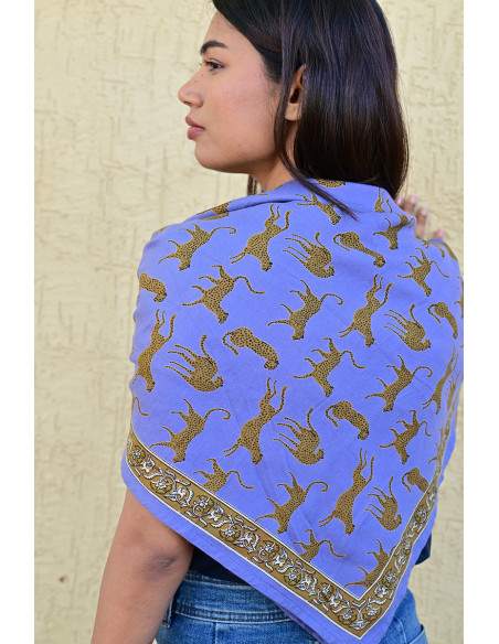 Gros plan sur les léopards imprimés à la main aux encres végétales.