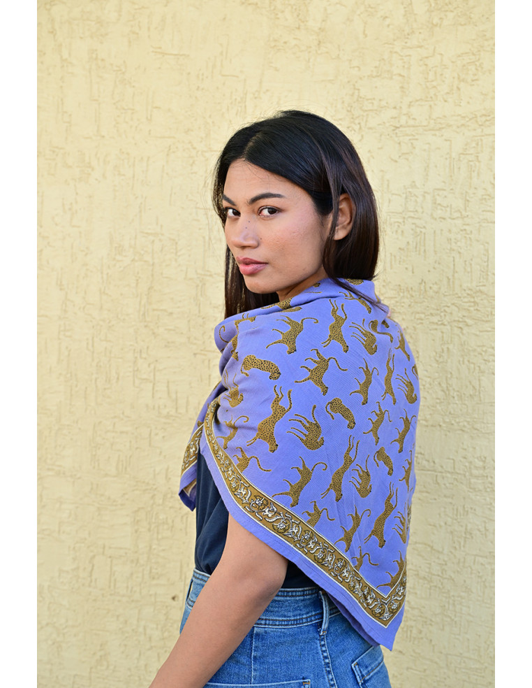 Grand foulard 100x100 cm Fauve Bleu horizon en coton blockprint porté.