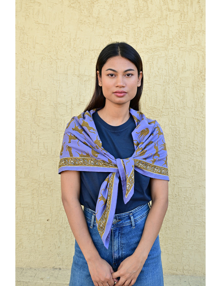 Femme portant le grand foulard Fauve Bleu horizon 100x100 cm.