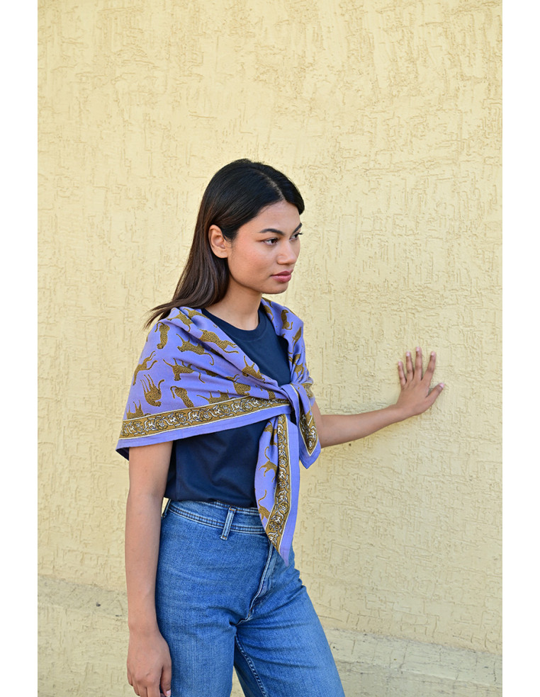 Femme portant le grand foulard Fauve Bleu horizon 100x100 cm.