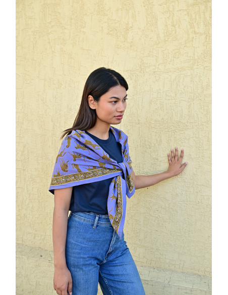 Femme portant le grand foulard Fauve Bleu horizon 100x100 cm.