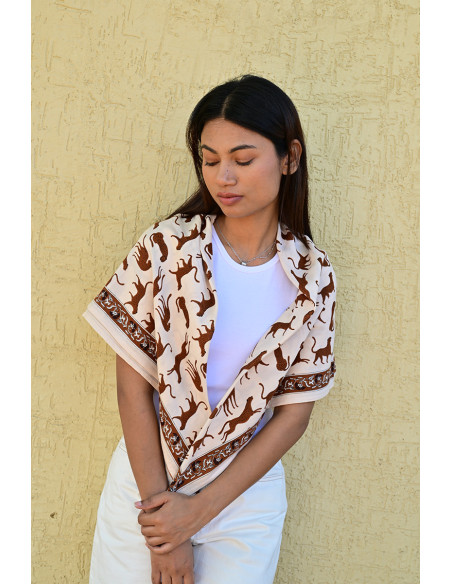 Grand foulard 100x100 cm Fauve Latte en coton blockprint porté.
