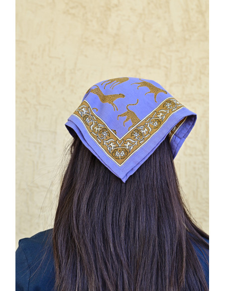 Gros plan sur les léopards imprimés à la main aux encres végétales.