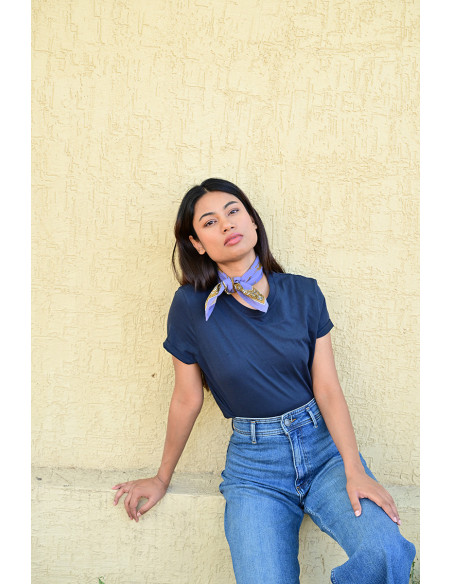 Femme portant le petit foulard Fauve Bleu horizon 50x50 cm.