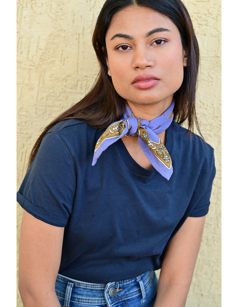 Petit foulard 50x50 cm Fauve Bleu horizon en coton blockprint porté.