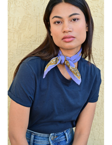 Petit foulard 50x50 cm Fauve Bleu horizon en coton blockprint porté.