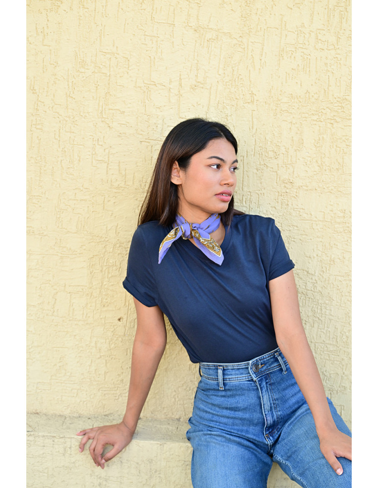 Femme portant le petit foulard Fauve Bleu horizon 50x50 cm.