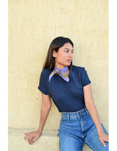 Femme portant le petit foulard Fauve Bleu horizon 50x50 cm.