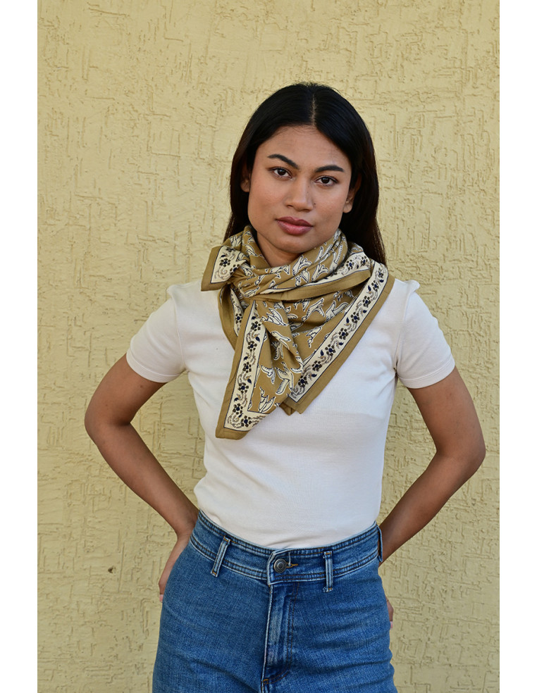 Grand foulard 100x100 cm Mercure Bistre motifs oiseaux.