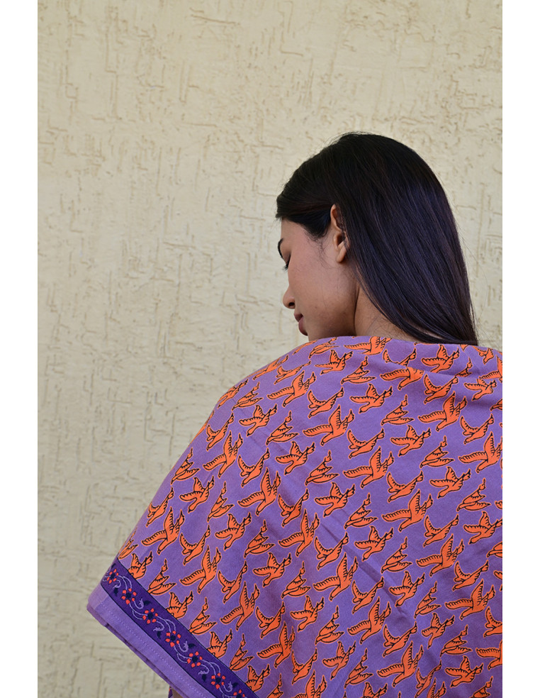 Gros plan sur l'impression blockprint aux encres végétales sur fond violet.