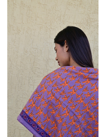 Gros plan sur l'impression blockprint aux encres végétales sur fond violet.