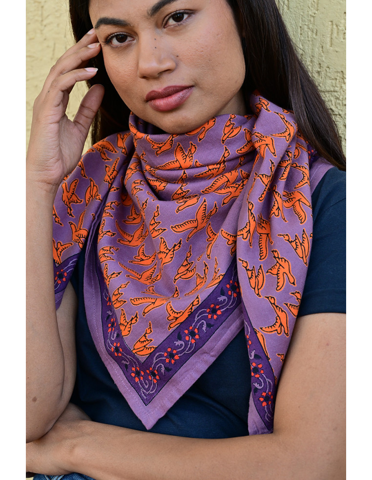 Gros plan sur l'impression blockprint aux encres végétales sur fond violet.