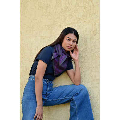 Grand foulard 100x100 cm Mercure Grisaille motifs oiseaux violets. 2