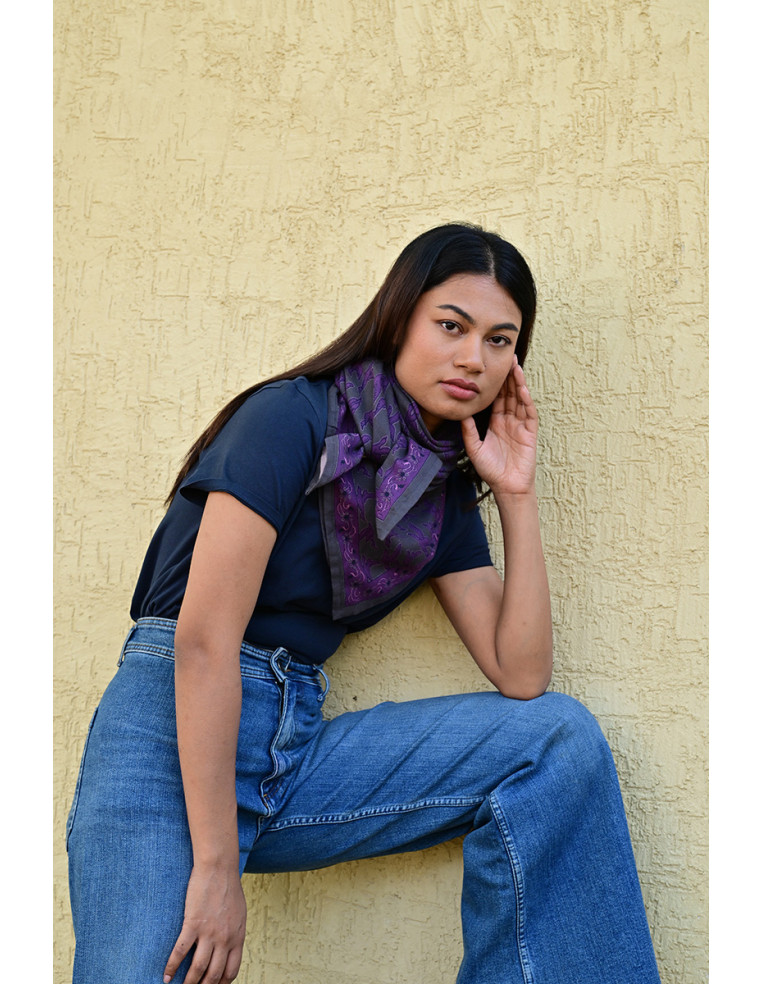 Grand foulard 100x100 cm Mercure Grisaille motifs oiseaux violets.