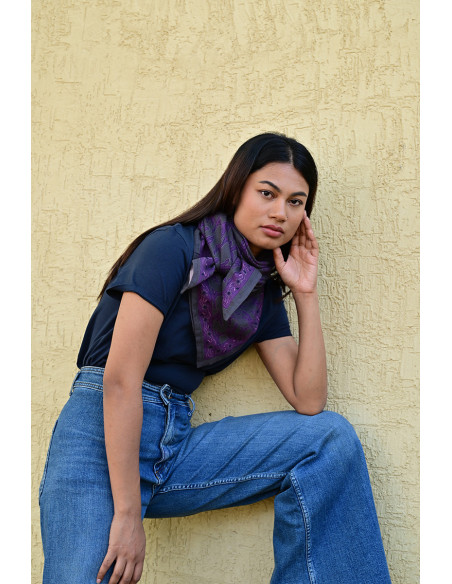 Grand foulard 100x100 cm Mercure Grisaille motifs oiseaux violets.