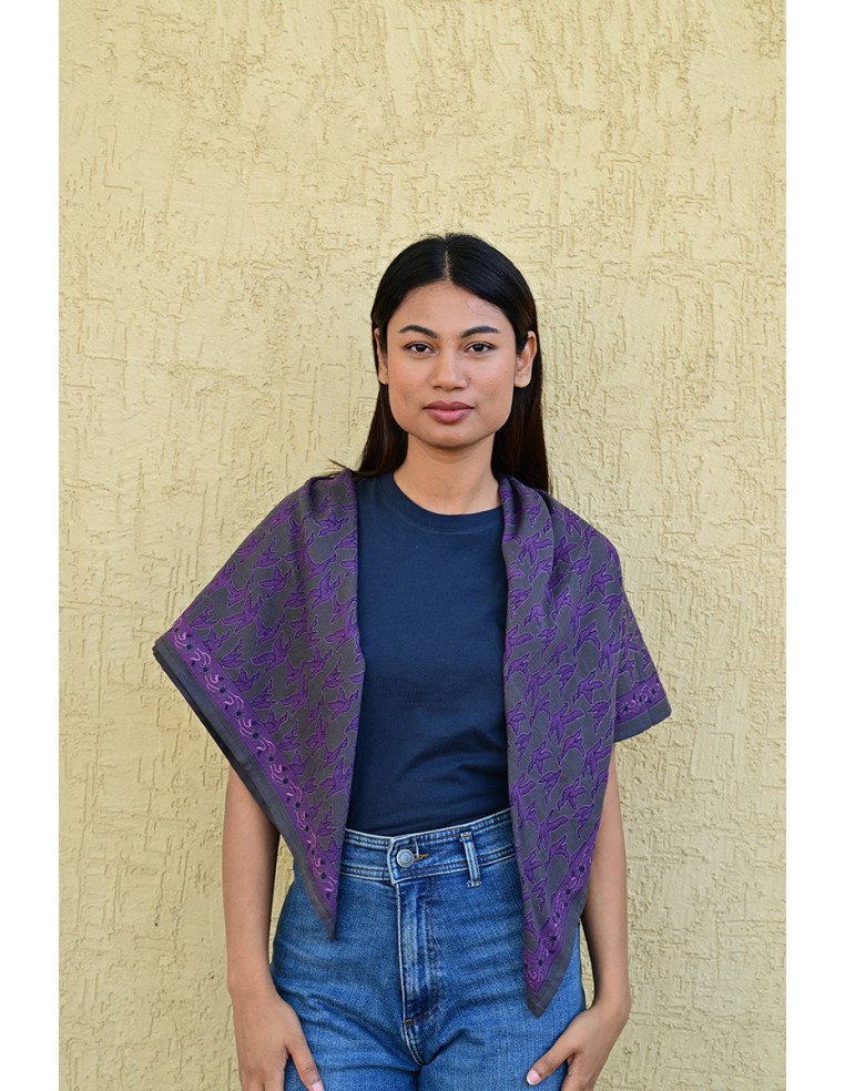 Femme portant le grand foulard Mercure Grisaille 100x100 cm.