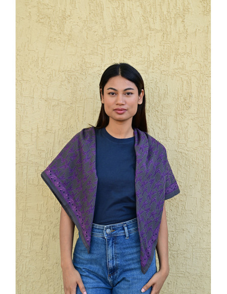 Femme portant le grand foulard Mercure Grisaille 100x100 cm.