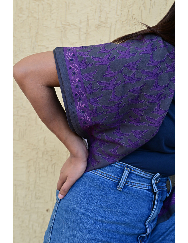 Gros plan sur l'impression blockprint aux encres végétales sur fond gris.