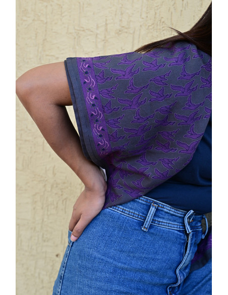 Gros plan sur l'impression blockprint aux encres végétales sur fond gris.