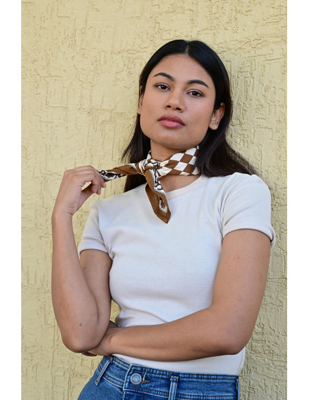 Femme portant le petit foulard Checks Bistre 50x50 cm noué autour du cou.