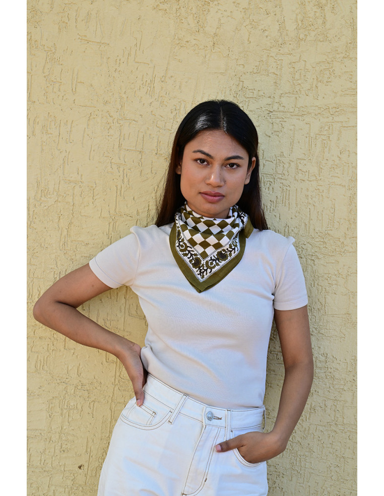 Femme portant le petit foulard Checks Vert 50x50 cm noué autour du cou.