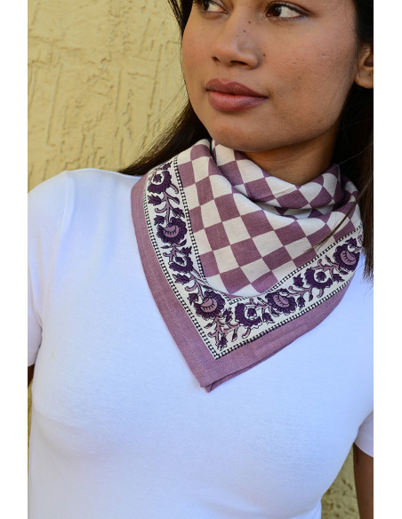 Petit foulard 50x50 cm Checks Violet motif damier en coton.