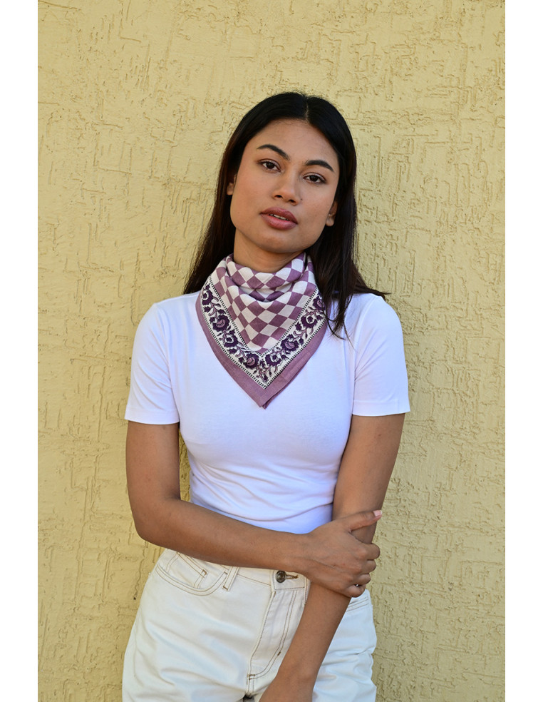 Femme portant le petit foulard Checks Violet 50x50 cm noué autour du cou.