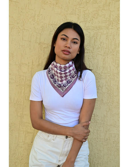 Femme portant le petit foulard Checks Violet 50x50 cm noué autour du cou.