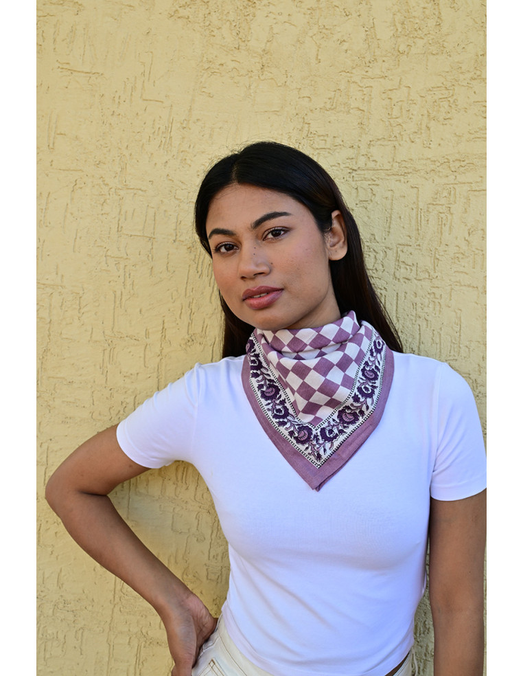 Femme portant le petit foulard Checks Violet 50x50 cm noué autour du cou.