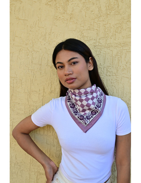 Femme portant le petit foulard Checks Violet 50x50 cm noué autour du cou.
