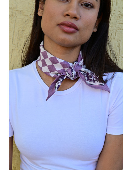 Femme portant le petit foulard Checks Violet 50x50 cm noué autour du cou.