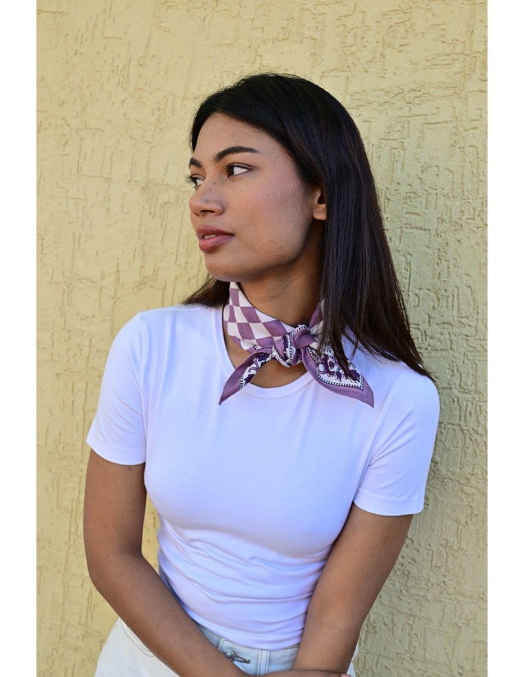 Femme portant le petit foulard Checks Violet 50x50 cm noué autour du cou.