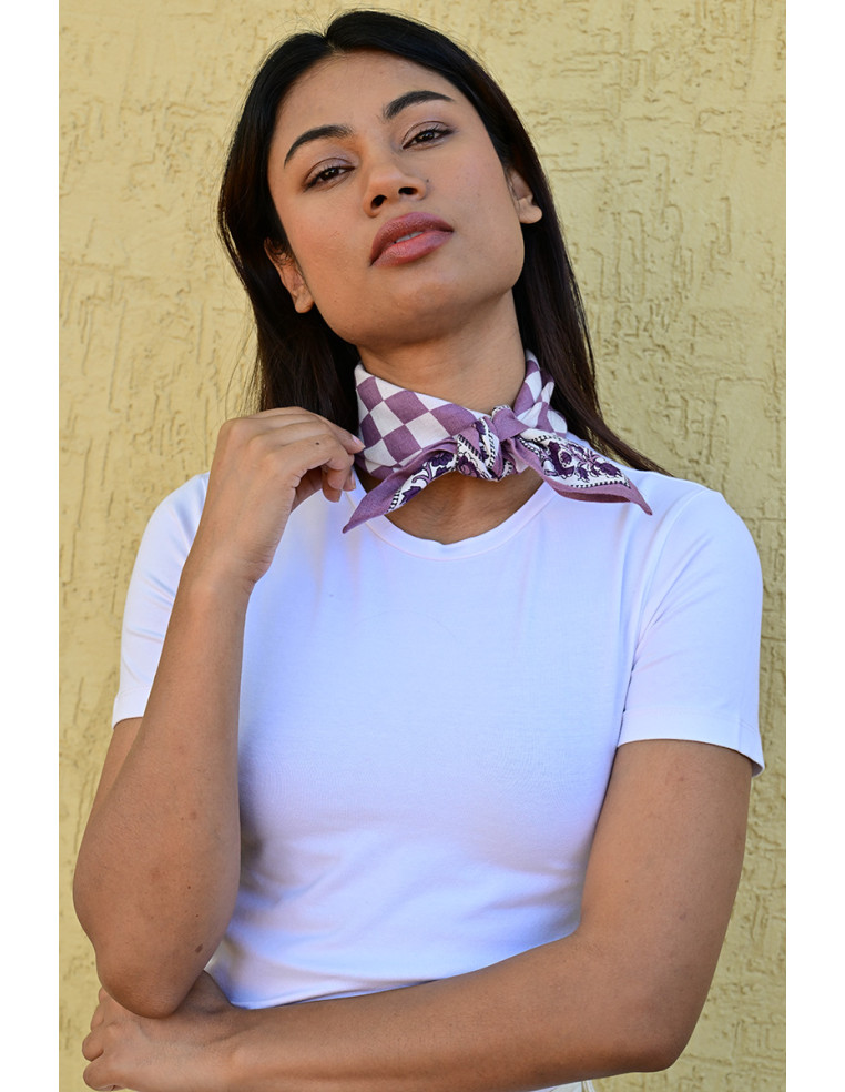 Femme portant le petit foulard Checks Violet 50x50 cm noué autour du cou.