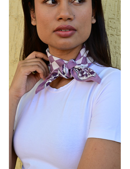 Femme portant le petit foulard Checks Violet 50x50 cm noué autour du cou.