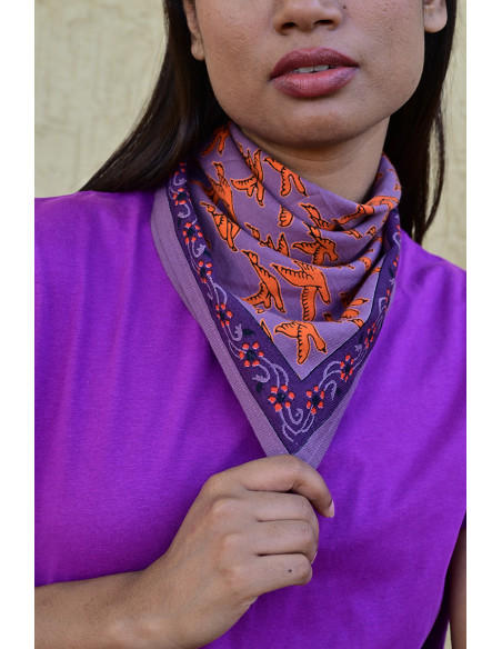 Gros plan sur l'impression blockprint aux encres végétales sur fond violet.