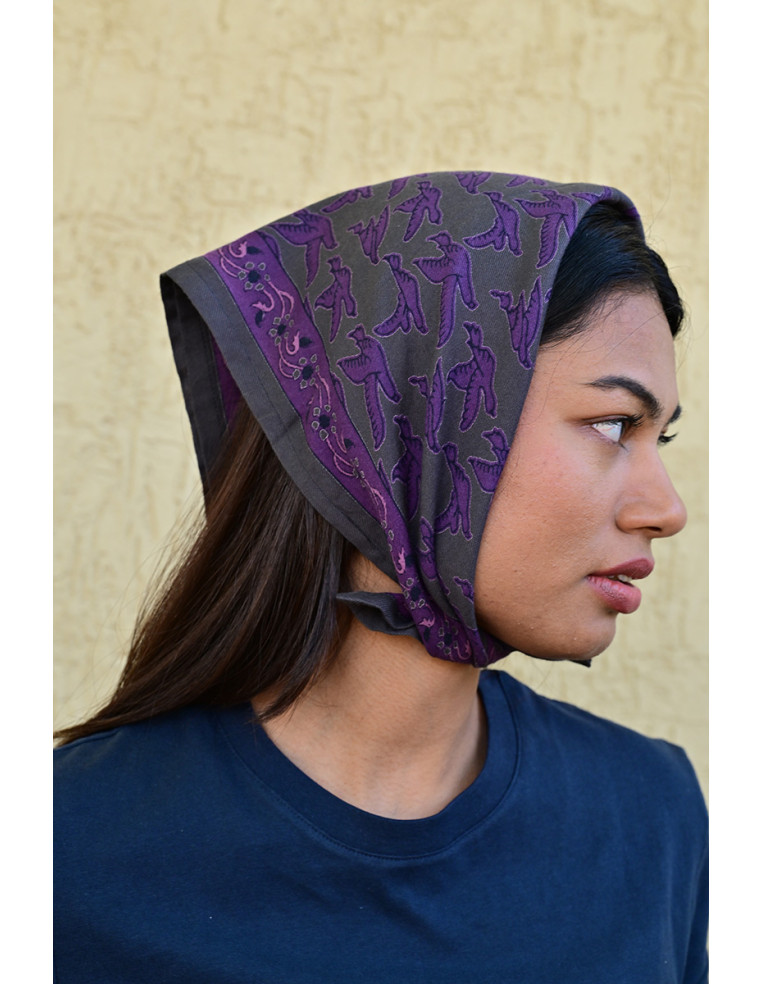 Gros plan sur l'impression blockprint aux encres végétales sur fond gris.