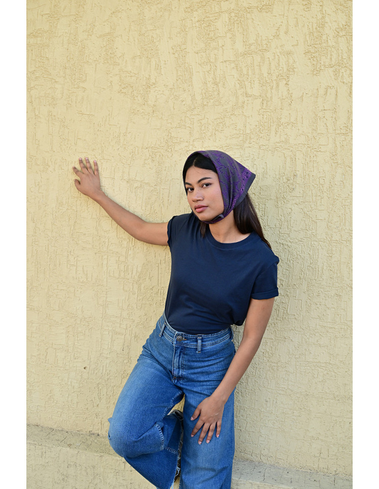 Femme portant le petit foulard Mercure Grisaille 50x50 cm en bandana.