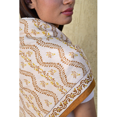 Grand foulard 100x100 cm Antoinette Beige aux motifs floraux. 2