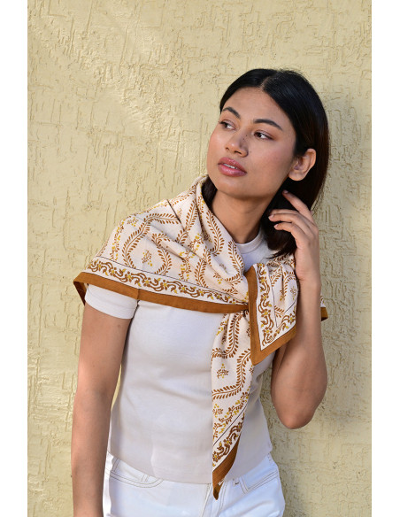 Femme portant le grand foulard Antoinette 100x100 cm noué autour du cou Byzantine