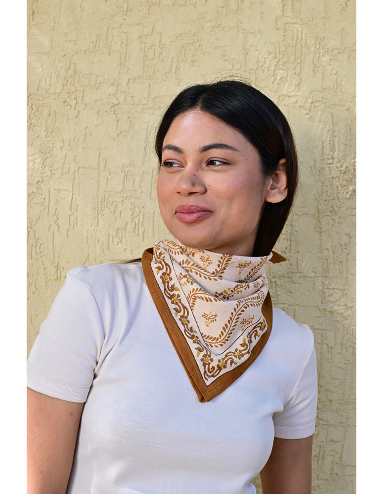 Petit foulard 50x50 cm Antoinette Beige aux motifs floraux.