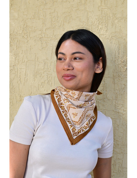 Petit foulard 50x50 cm Antoinette Beige aux motifs floraux.