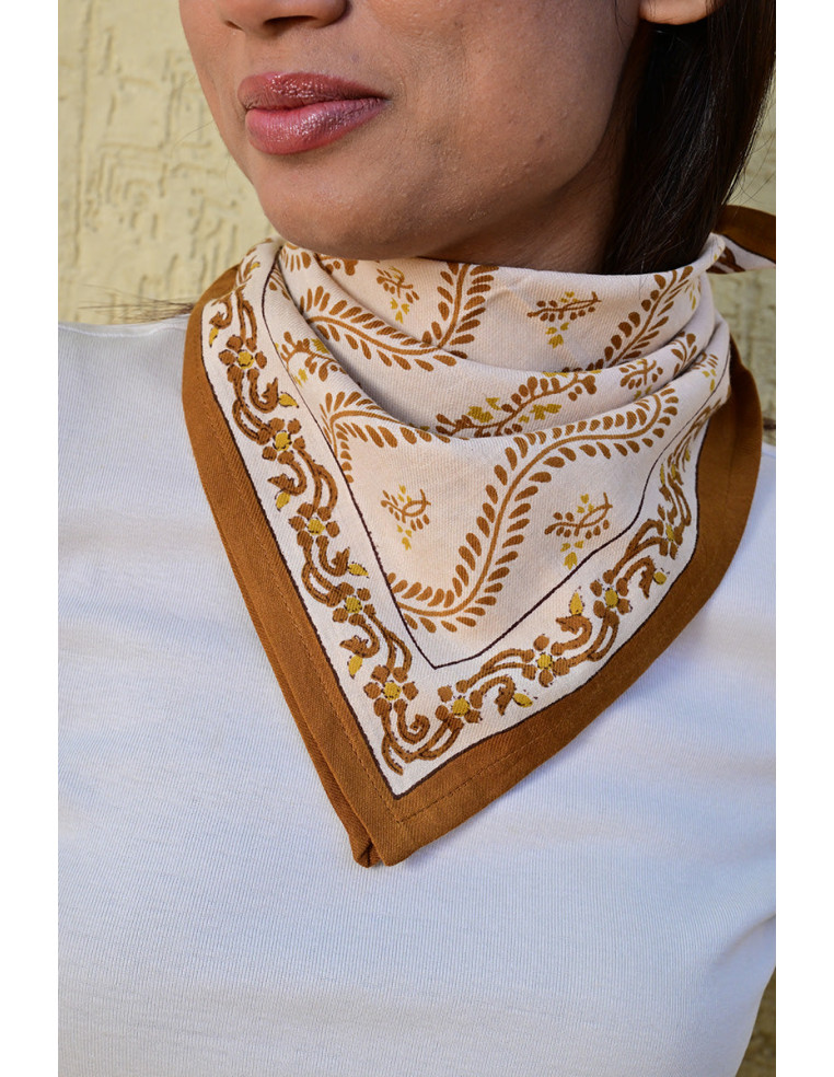 Gros plan sur l'impression manuelle aux encres végétales du modèle Antoinette.