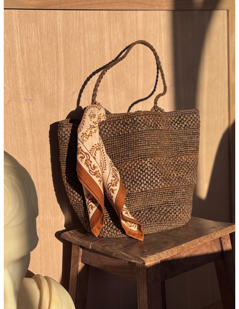 Petit foulard coton Antoinette Beige utilisé comme accessoire de sac.